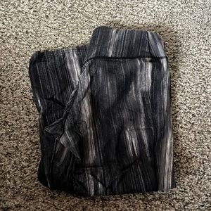 Striped capri leggings